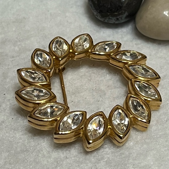 Vintage Swarovski Crystal Brooch - Picture 5 of 11